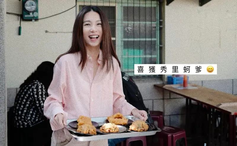 ▲田馥甄零偽裝在台南路邊吃蚵嗲，之後還到附近的宮廟捐了5萬元香油錢，祈求接下來的演唱會可以順利進行。（圖／田馥甄 IG）