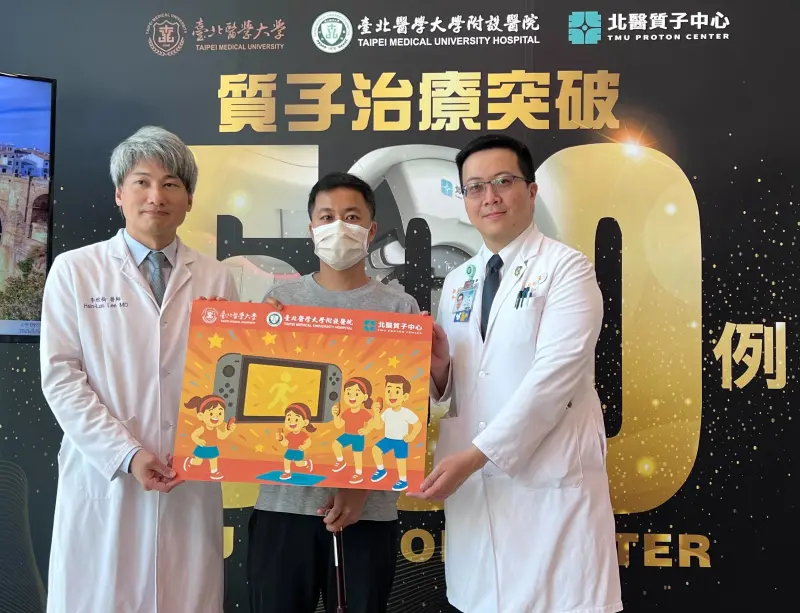 ▲北醫醫療團隊贈送遊戲機給病人高先生，希望他在家可以玩遊戲同時復健，與家人共享美好時光。（圖／北醫提供）