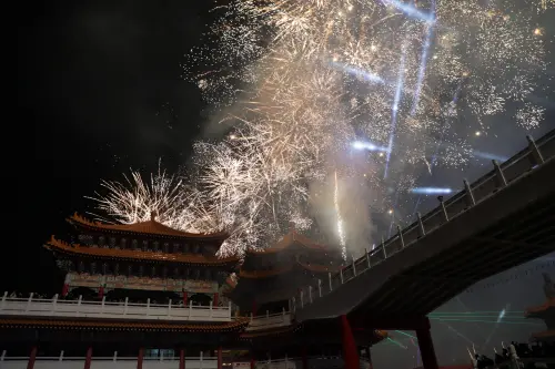 正統鹿耳門聖母廟在1月份舉辦「新春花火迎春牛」活動,打造出高空煙火秀啟炮首度結合500架無人機展演,單月吸引超過377萬遊客到訪。(圖/台南市政府) ▲正統鹿耳門聖母廟在1月份舉辦「新春花火迎春牛」活動,打造出高空煙火秀啟炮首度結合500架無人機展演,單月吸引超過377萬遊客到訪。(圖/台南市政府)