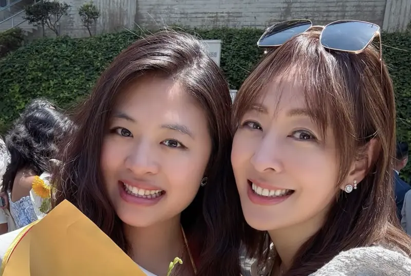 ▲台北101董事長賈永婕（右）的大女兒安安（左）近日從南加大畢業，她於昨（17）日發文感慨當時送女兒離開台灣時非常難過，如今已畢業，讓她覺得時間過很快。（圖／賈永婕臉書）
