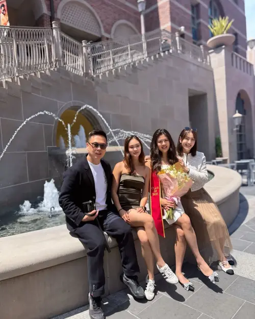 ▲賈永婕(最右)全家飛美國參加女兒的畢業典禮,畫面十分吸睛。 ▲賈永婕(最右)全家飛美國參加女兒的畢業典禮,畫面十分吸睛。