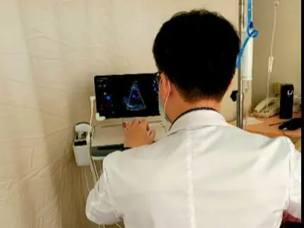 ▲曾致學醫師以「重點式超音波」（POCUS）」進行床邊檢查，當場發現是A型主動脈剝離合併重度主動脈瓣逆流。（圖／北榮提供）