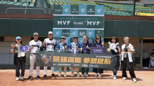 ▲誠美材料永續長萬永泰(右四)、副理李佳容(右三)及誠美材料同仁代表與台鋼球員葉保弟(左二)、陳致嘉(左三)及芥菜種教會代表共同合影。(圖/翻攝畫面) ▲誠美材料永續長萬永泰(右四)、副理李佳容(右三)及誠美材料同仁代表與台鋼球員葉保弟(左二)、陳致嘉(左三)及芥菜種教會代表共同合影。(圖/翻攝畫面)