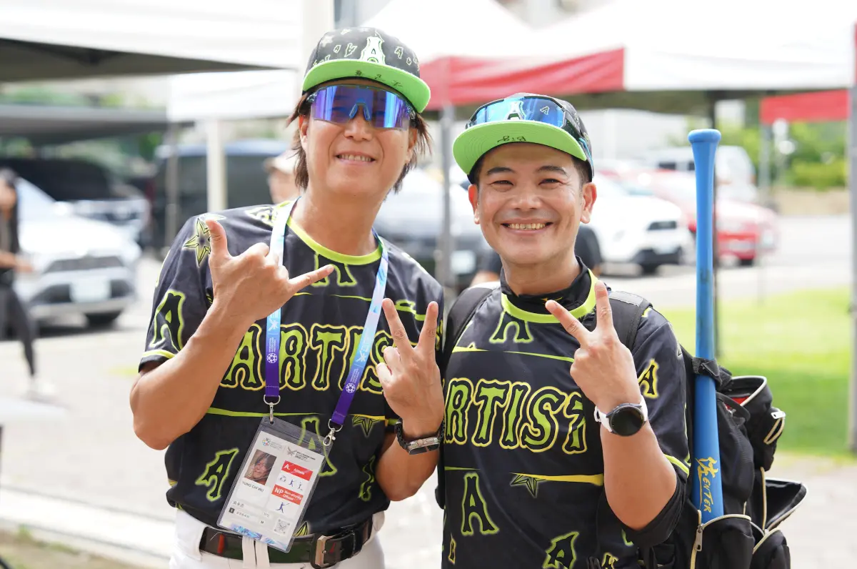 ▲「2025雙北世界壯年運動會」休閒組今（18）日展開比賽，由馬國畢（右）、阿翔等藝人組成藝人明星隊「閃亮齊心大家都愛短今」，在後段遭逆襲，以6比7惜敗，馬國畢賽後自嘲：「今天會輸最主要的原因是短今沒來。」（圖／2025雙北世界壯年運動會）