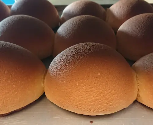 ▲許多人到了高雄都會買好幾顆咖啡麵包回家。（圖／左營捷運站咖啡麵包臉書）