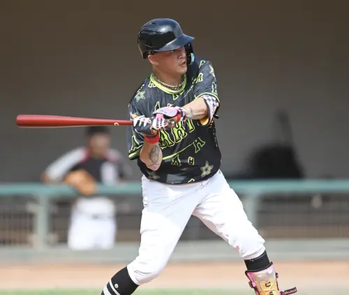 ▲阿BEN站穩打擊區，全神貫注揮擊來球。