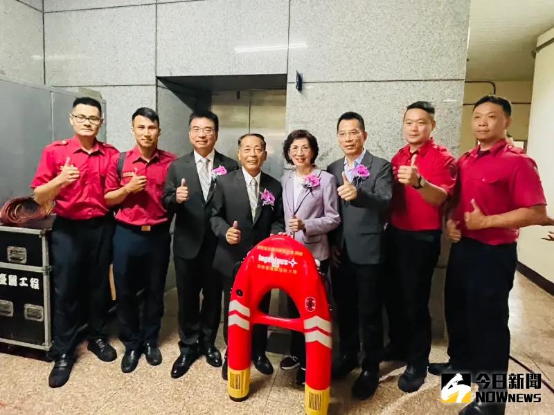 ▲基金會董事長蔣龍山代表，捐贈四組先進動力遙控救生圈給內政部港務消防大隊，（圖／記者金武鳳攝，2025.5.18)