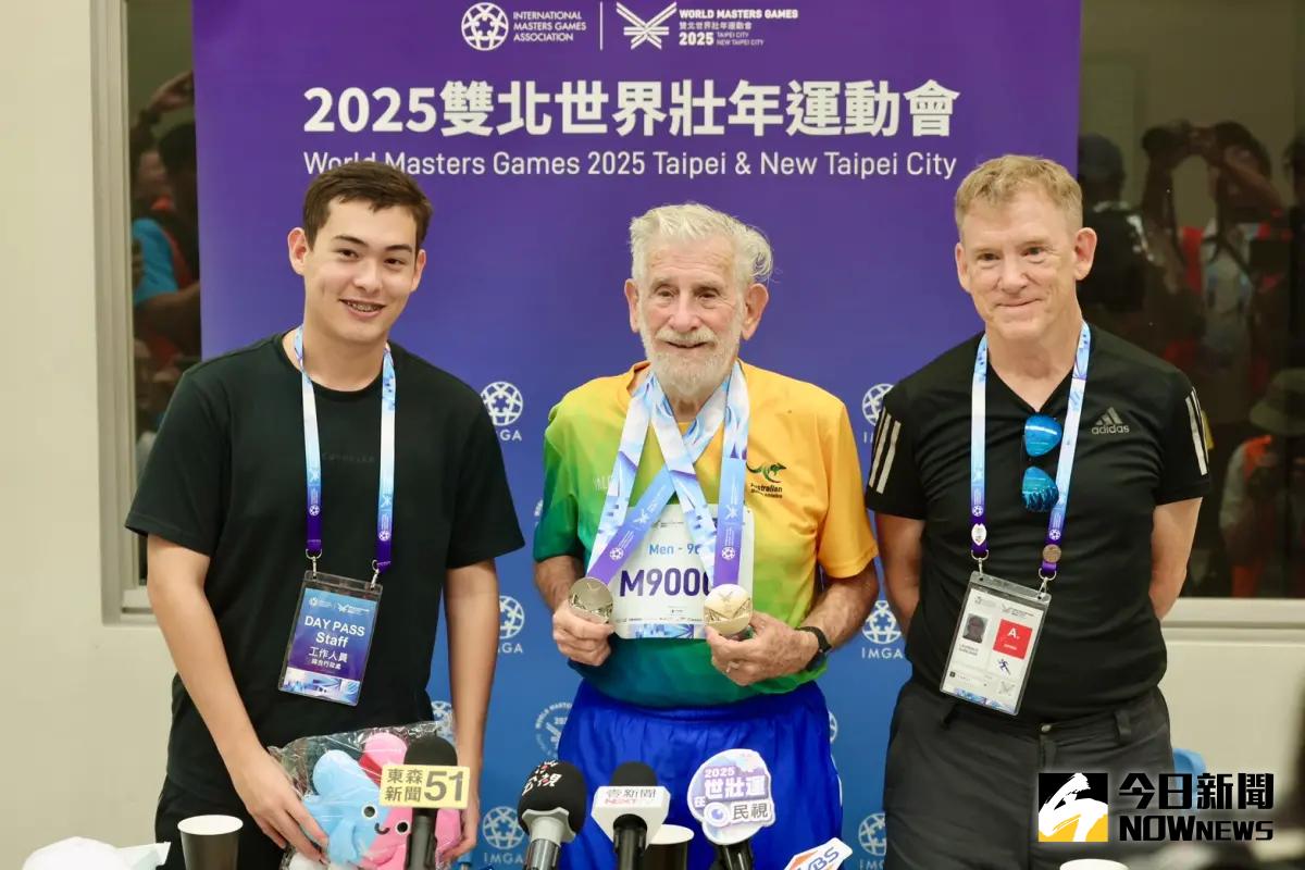 ▲「昆凌爺爺」Quinlivan Laurence James在田徑項目大展身手，他在早上在標槍賽事奪金，之後100公尺跑步則是拿下銀牌，收穫一金一銀的成績。受訪時孫子Conor和兒子Patrick Quinlivan陪伴其左右。（圖／記者朱永強攝）