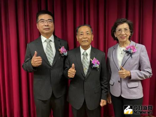 「玄光通」捐贈動力遙控救生圈 提升港區搜救效率與安全性 ▲玄光通基金會今日舉辦捐贈儀式,左起:執行長郭清進、董事長蔣龍山和秘書長曾彩霞攜手合作,大會圓滿順利。(圖/記者金武鳳攝,2025.5.18)