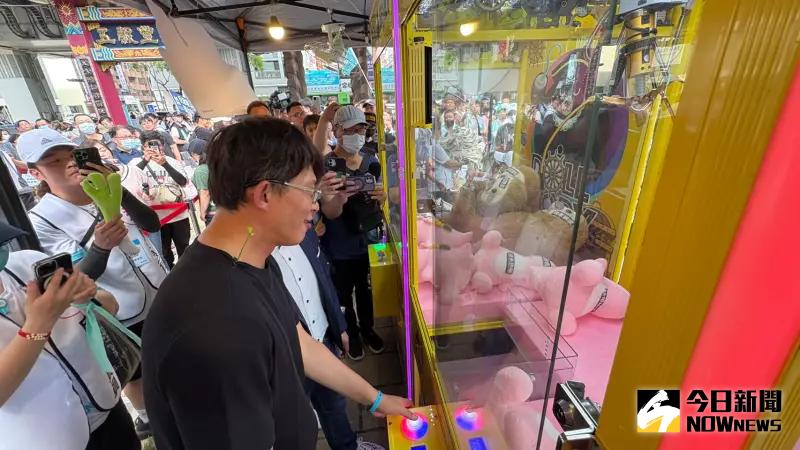 ▲民眾黨主席黃國昌出席台中「人民要當家」宣講最終場，並到現場佈置的「綠色恐怖」夾娃娃機夾娃娃。（圖／記者顏幸如攝，2025.05.18）