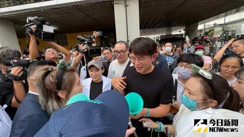 ▲民眾黨主席黃國昌在台中宣講現場大受歡迎，被粉絲團團包圍。（圖／記者顏幸如攝，2025.05.18）