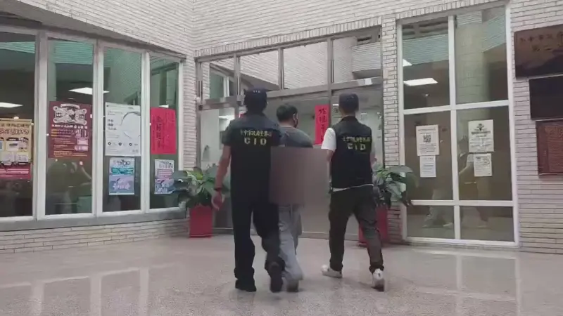 ▲台中公園地下停車場亂噴滅火器 犯嫌落網稱缺錢苦悶（圖/記者鄧力軍翻攝）