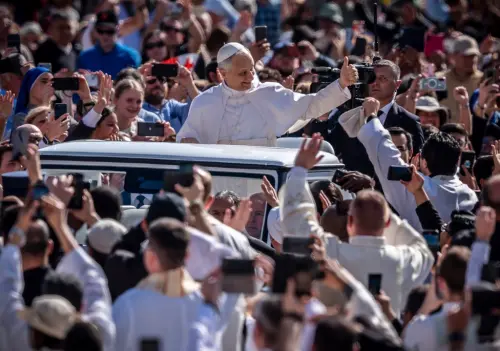 ▲教宗良十四世18日舉行就職彌撒，儀式開始前經過聖伯祿多廣場，與信眾揮手。（圖／美聯社／達志影像）