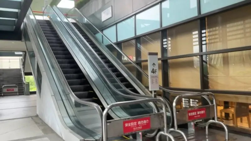 ▲台北市信義區新光三越A8館4樓戶外區，有一名徐姓園藝工人倒臥死亡，警方獲報到場，此區也暫時不開放進入。（圖／記者蔣欣倫攝）