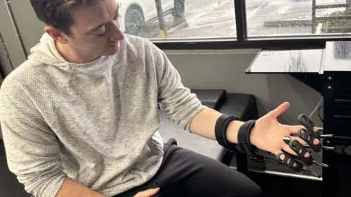 ▲FlexPro Grip設計可針對每根手指獨立調整阻力,強化中指與無名指連接的淺層指屈肌群,進而提升支撐UCL韌帶的肌肉耐受度,是傳統握力訓練無法達到的進階應用。(圖/翻攝自The Score) ▲FlexPro Grip設計可針對每根手指獨立調整阻力,強化中指與無名指連接的淺層指屈肌群,進而提升支撐UCL韌帶的肌肉耐受度,是傳統握力訓練無法達到的進階應用。(圖/翻攝自The Score)