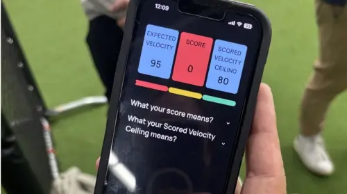 ▲FlexPro Grip透過App顯示「握力評分」與「投球速度上限」,若出現速度遠高於肌力的失衡狀態,代表該投手處於高風險區間,有助於教練與運動員即時調整訓練內容與負荷。(圖/翻攝自The Score) ▲FlexPro Grip透過App顯示「握力評分」與「投球速度上限」,若出現速度遠高於肌力的失衡狀態,代表該投手處於高風險區間,有助於教練與運動員即時調整訓練內容與負荷。(圖/翻攝自The Score)