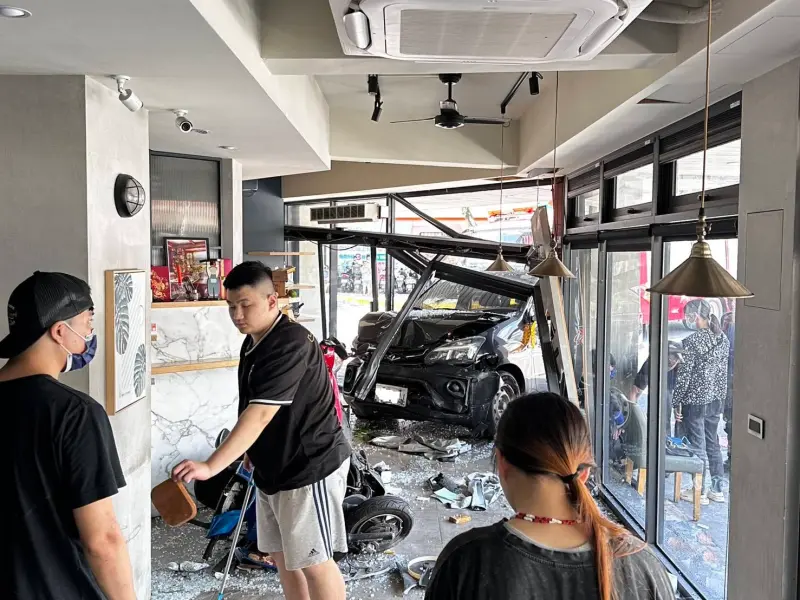 ▲花蓮市一家早午餐店突然發生意外，蘇姓男子駕駛一輛廂型車疑似精神不濟而暴衝闖紅燈，直接衝入店內，共有13人受傷，幸均無生命危險。（圖／翻攝花蓮市長魏嘉彥臉書）