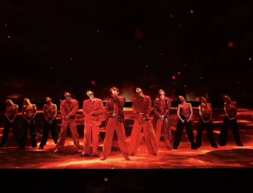 ▲FEniX演唱會看頭十足，赤色烈焰裝頗為吸睛。（圖／華納音樂X寬宏藝術提供）