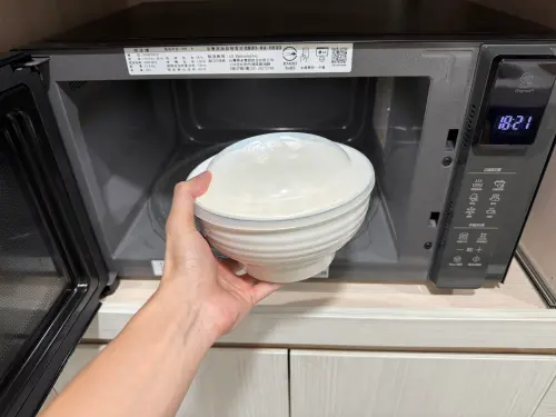 ▲民眾透露，使用轉盤式微波爐，把食物放在轉盤邊緣，加熱得會更均勻。（圖／民眾提供）