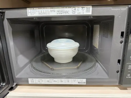 ▲民眾透露，他原本都堅持把食物放在微波爐轉盤中間加熱。（圖／民眾提供）