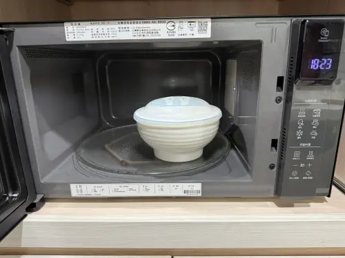 ▲如果使用轉盤式微波爐，把食物放在轉盤邊緣會熱得更快、更均勻！（圖／民眾提供）