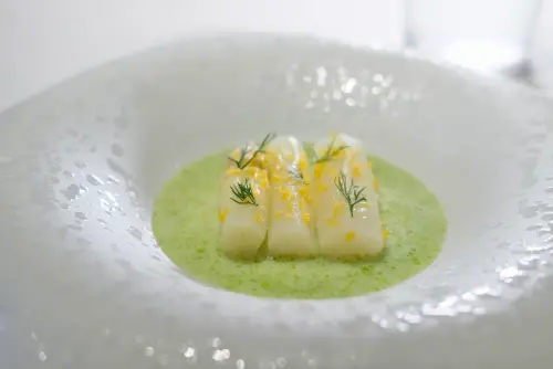 ▲「白蘆筍」這道菜選用3A等級白蘆筍來製作，吃起來香甜過癮。（圖／記者葉盛耀攝）