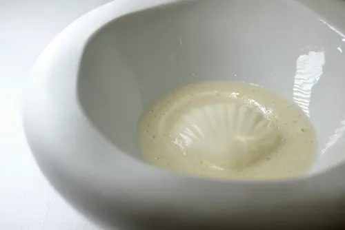 ▲「干貝慕斯」有著雅緻的外型，吃起來溫潤綿密、滿是鮮甜味。（圖／記者葉盛耀攝）