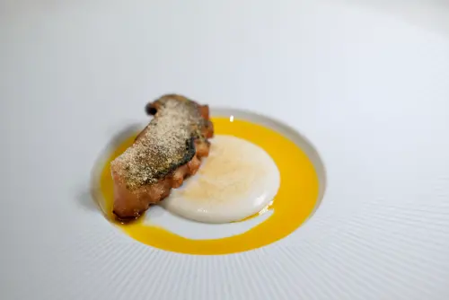 ▲「章魚」有著令人驚訝的柔軟度，外表更是酥香迷人。（圖／記者葉盛耀攝）