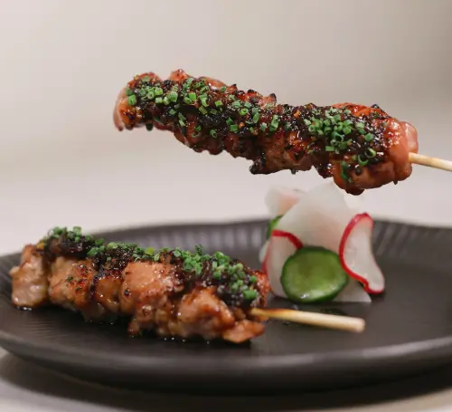 ▲「小牛胸腺沙嗲」是將法式料理小牛胸腺，以南洋沙嗲方式展現。（圖／「Golden餐廳」提供）