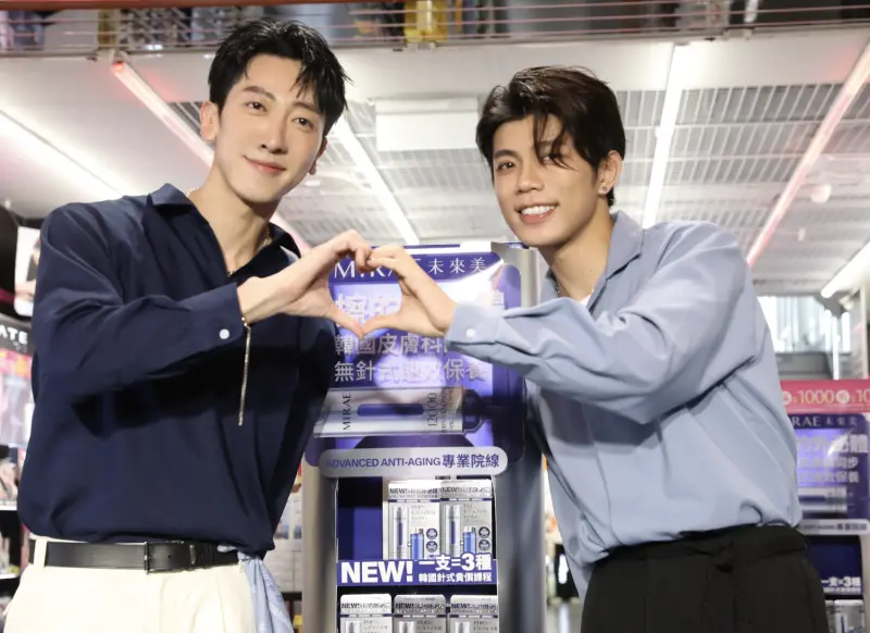▲陳峻廷（右）與BL劇中的最佳拍檔張哲偉（左），一起出席保養品活動。針對近來熱燒的「男星閃兵」話題，陳峻廷透露18歲已去服了4個月兵役，希望先盡完義務再好好進演藝圈追夢，張哲偉也表示服過一年替代役。（圖／MIRAE 未來美提供）