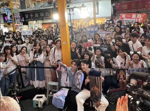 ▲陳峻廷（畫面中左）與張哲偉（畫面中右），在BL劇《全面管控》扮演CP受到歡迎，一起出席保養品活動，吸引大批女性影迷包圍。（圖／MIRAE 未來美提供）