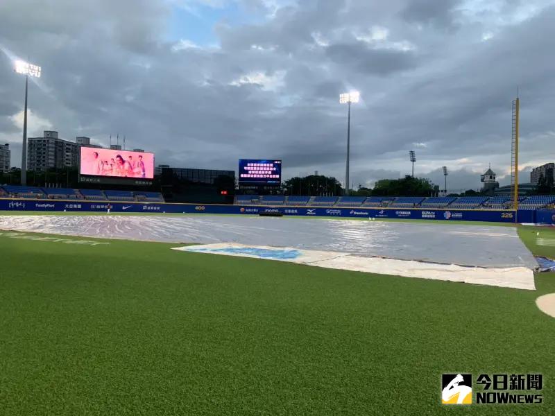 ▲新莊球場不敵午後大雨，富邦悍將交手味全龍之戰，最終宣布延賽，補賽日為6月29日。（圖／記者陳柏翰攝）