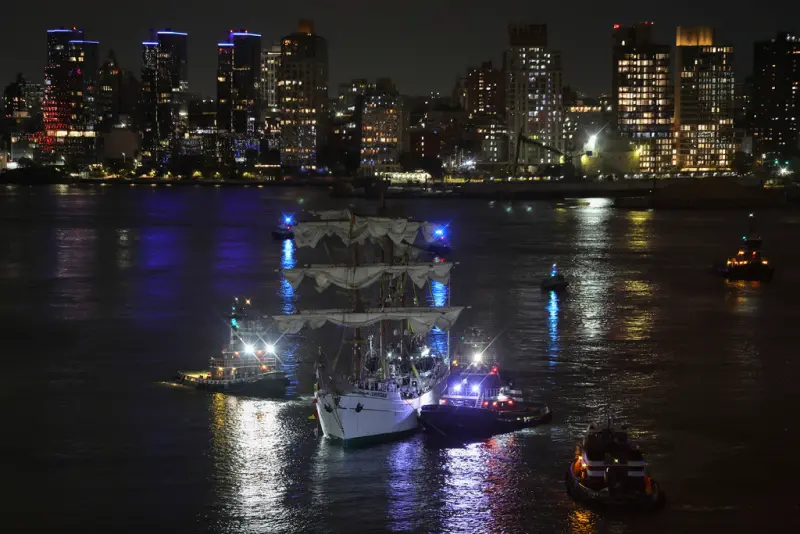 ▲墨西哥海軍一艘載有277人的訓練艦，在17日晚間撞上紐約布魯克林大橋，造成2死至少19人輕重傷。（圖／美聯社／達志影像）