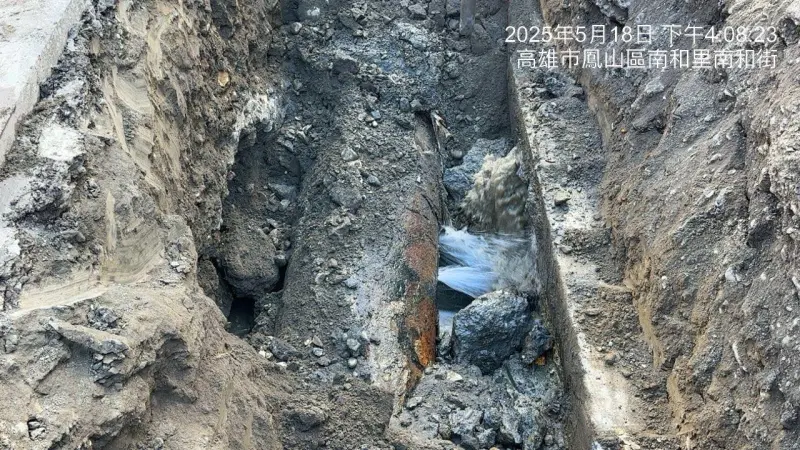 ▲高雄鳳山在今（18）日突然停水，初步判斷，肇因為埋設於1989年的700mm老舊鋼管突發漏水。（圖／高雄市議員李雅靜臉書）