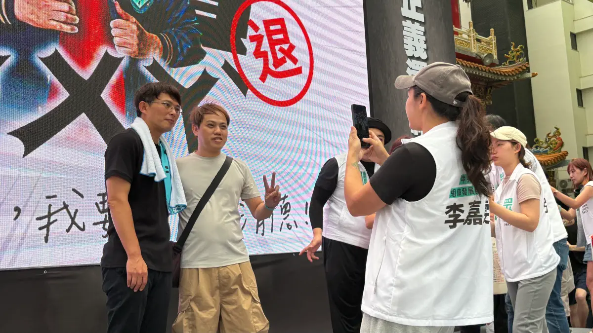 ▲黃國昌個人魅力橫掃全場，活動後光拍照就花了半小時。（圖／記者顏幸如攝，2025.05.18）