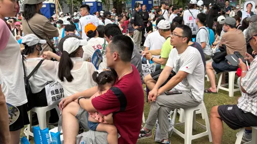 巷仔內/決戰水安宮!光劍、戰神大車拚 綠營這點大勝藍白聯手 ▲「518退貨ㄌㄨㄚˋ」台下多是年輕支持者。(圖/記者顏幸如攝,2025.05.18)