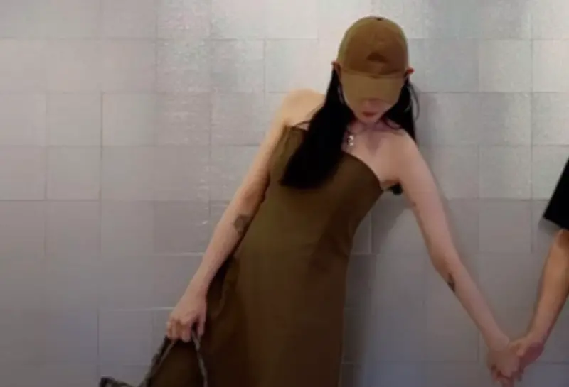 ▲藝人許允樂（如圖）與小6歲男友李玉璽近日在IG上傳分別曬出牽手照，照片中兩人十指緊扣，許允樂臉低頭朝下，李玉璽則是望向許允樂，男神滿滿的愛也表露無遺。（圖／許允樂IG）