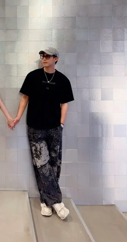 ▲許允樂與李玉璽（如圖）分別曬牽手照，低調戀情甜蜜升溫引起粉絲熱議。（圖／李玉璽IG）