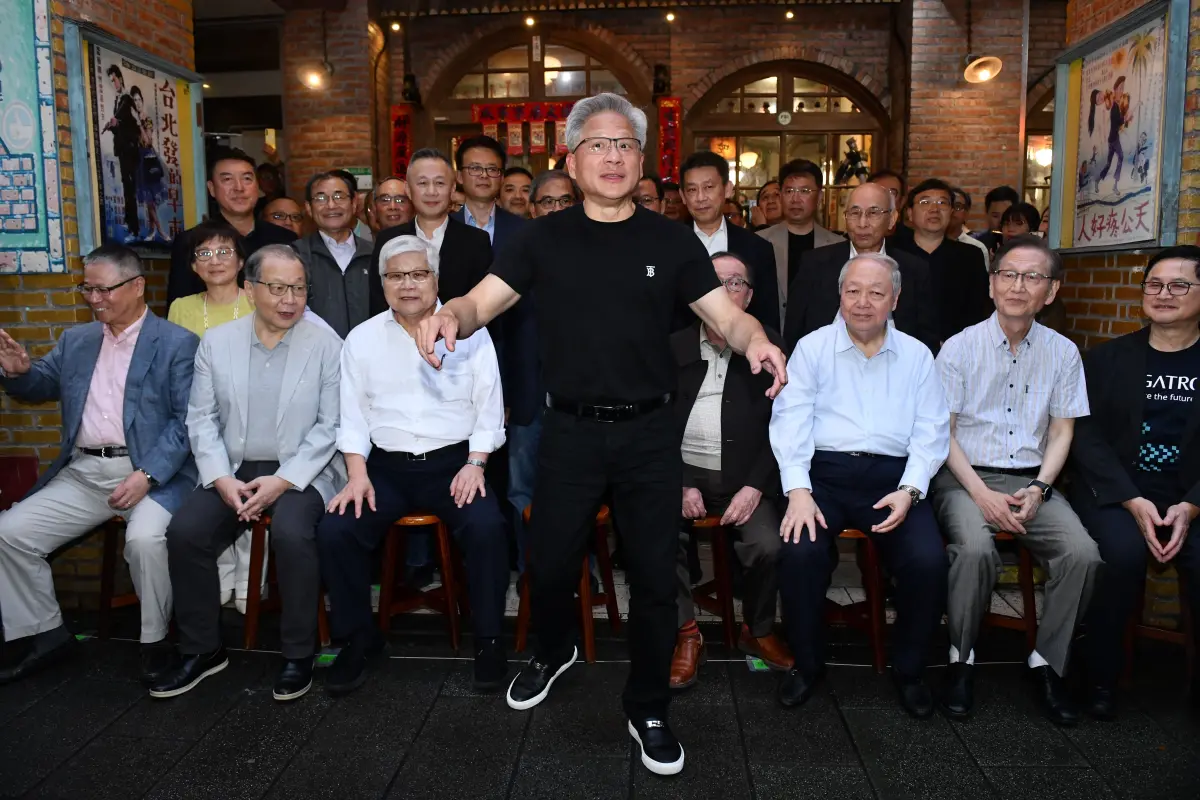 ▲輝達執行長黃仁勳與供應鏈大咖們於磚窯餐廳外合影。（圖╱記者林柏年攝）