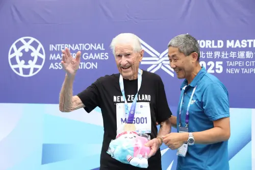 ▲99歲紐西蘭選手Allan Martin於世壯運田徑賽事中，勇奪95歲以上組標槍與100公尺短跑雙金，展現不老鬥志，並放眼2027年挑戰百歲組極限。（圖／世壯運組織委員會）
