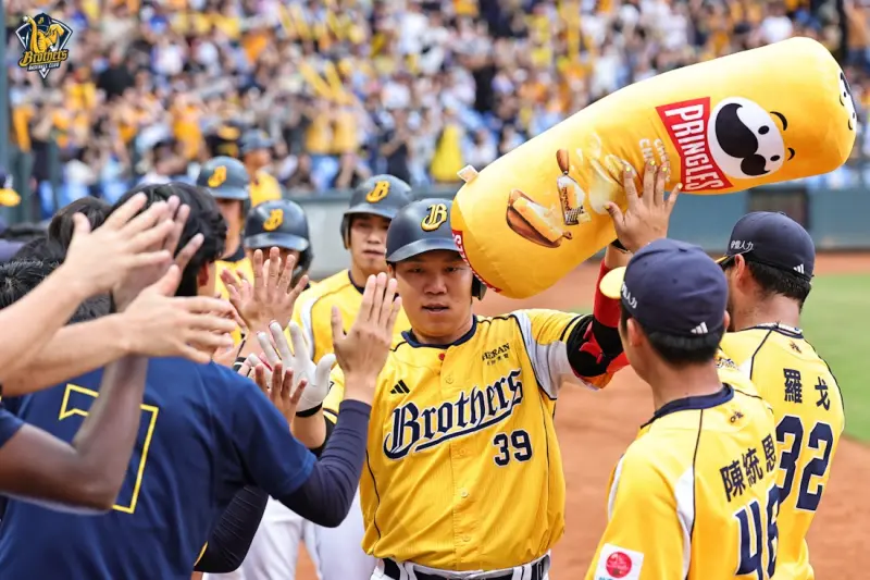 ▲中信兄弟詹子賢從樂天桃猿劉家翔手中敲出滿貫砲，幫助球隊以9：4取得勝利，避免系列賽遭橫掃。（圖／中信兄弟提供）