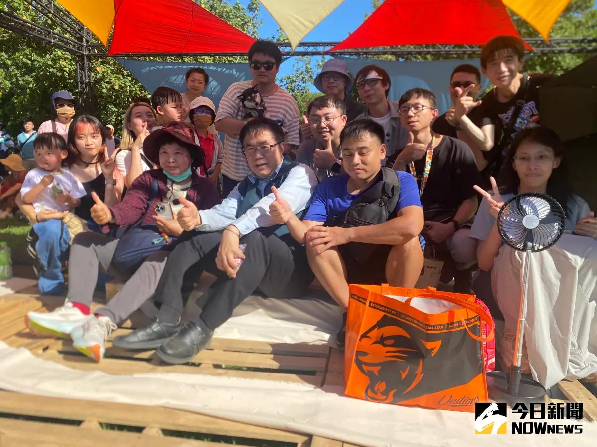 ▲安平寵物運動公園今（18）日下午舉辦《野餐我PET你 滾草皮音樂市集》，台南市長黃偉哲也帶著愛犬「黑妞」一起參與市集活動。(圖／記者郭凱杰攝,2025.05.18)