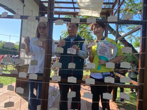 ▲黃偉哲特別寫下「愛護毛孩,人人有責」繪馬祈福,並強調不管是喵星人還是汪星人,都是人類最棒的朋友,希望每個人都能好好愛護牠們。(圖/記者郭俊暉攝,2025.05.18) ▲黃偉哲特別寫下「愛護毛孩,人人有責」繪馬祈福,並強調不管是喵星人還是汪星人,都是人類最棒的朋友,希望每個人都能好好愛護牠們。(圖/記者郭俊暉攝,2025.05.18)