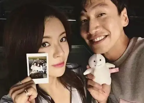 ▲演員李光洙（右）與李先彬（左）的戀情自2018年公開以來，備受關注，兩人於2016年在綜藝節目《Running Man》中相識，當時李先彬將李光洙選爲理想型。（圖／取自微博）