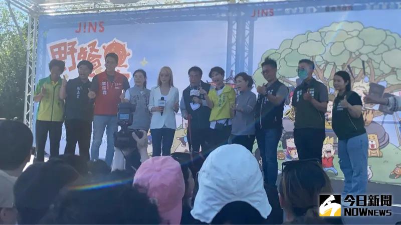 ▲今天的《野餐我PET你 滾草皮音樂市集》活動包括立委陳亭妃、林俊憲，市議員及各議員服務處代表皆到場參與，與民眾同樂。(圖／記者郭凱杰攝,2025.05.18)