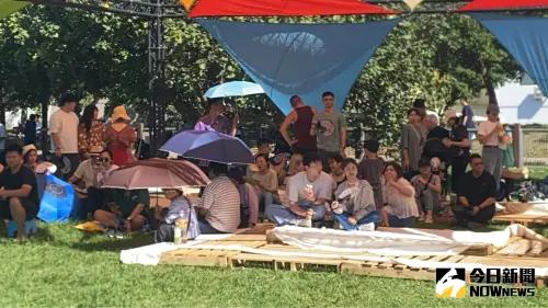 ▲「野餐我PET你 滾草皮音樂市集」,這場毛小孩專屬戶外市集,結合飼主與寵物互動體驗、音樂表演與野餐市集三大元素,打造南台灣最大規模的毛孩音樂盛會。(圖/記者郭凱杰攝,2025.05.18) ▲「野餐我PET你 滾草皮音樂市集」,這場毛小孩專屬戶外市集,結合飼主與寵物互動體驗、音樂表演與野餐市集三大元素,打造南台灣最大規模的毛孩音樂盛會。(圖/記者郭凱杰攝,2025.05.18)