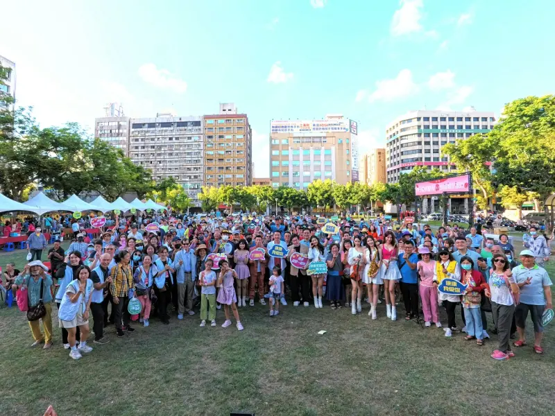 ▲高雄市議員黃文益服務處主辦的「第三屆母愛真偉大-公益親子派對」今(18)日下午於六合公園溫馨登場，吸引近千位親子家庭熱情參與。（圖／市議員黃文益辦公室提供）