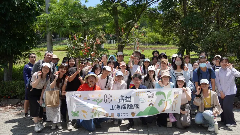 ▲高市青年局山海探險隊造訪旗山南勝社區，局長林楷軒（第一排左三）與學員認識荔枝產業的循環經濟與地方創生的迷人魅力。（圖／高市府青年局提供）