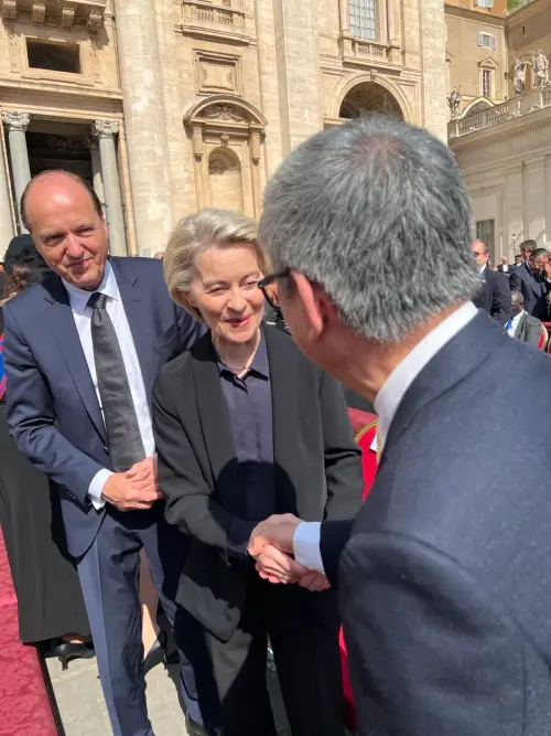 ▲總統特使陳建仁前副總統與歐盟執委會主席馮德萊恩（Ursula von der Leyen）握手致意。（圖／外交部提供）