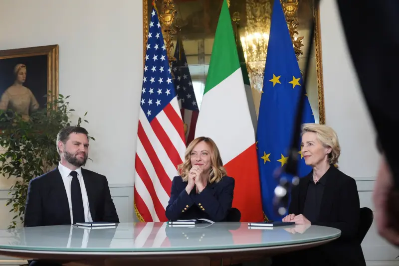 ▲美國副總統范斯（JD Vance，左起）、義大利總理梅洛尼（Giorgia Meloni）和歐盟執委會主席馮德萊恩（Ursula von der Leyen）18日在義大利羅馬的基吉宮會面。（圖／美聯社／達志影像）